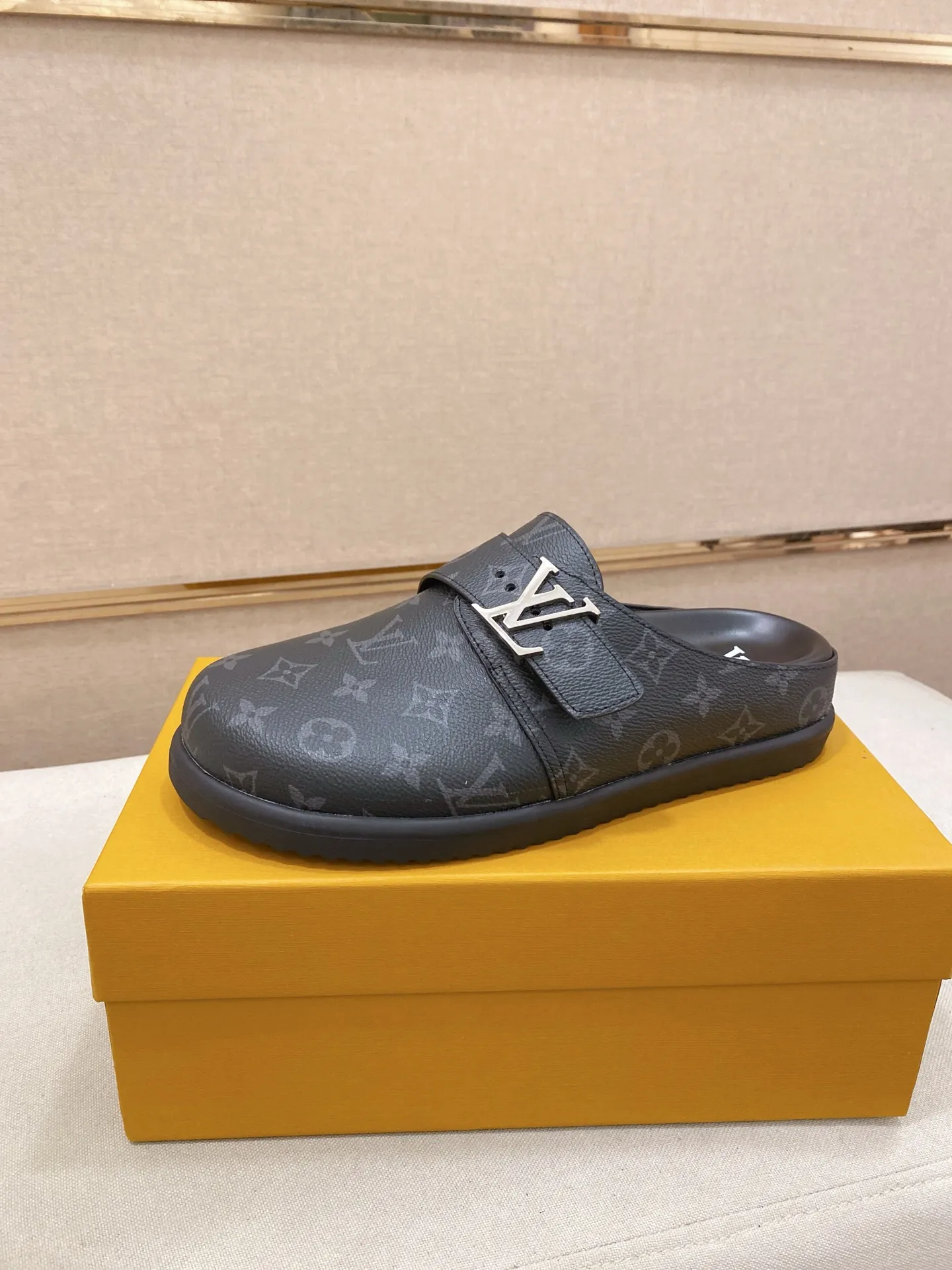 Men's shoes💰: 200💰38-45, LV Easy 2025 new men's casual sandals and slippers, made of suede cow leather, with Monogram pattern to highlight the trendy style. Adjustable straps illuminated with LV letters, while a resilient insole and micro outsole provide lightweight comfort. Made of suede cow leather with embossed Monogram pattern and brand element metal hardware✅Adjustable straps➕Tough insole‼ ️Micro outsole. Comfortable and easy to wear‼ ️